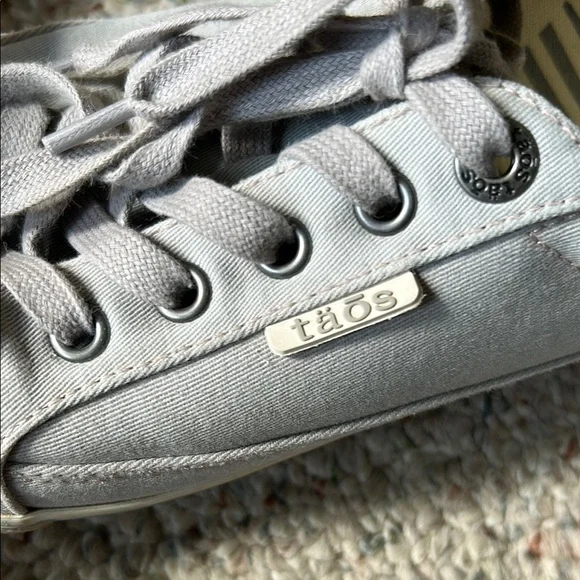 Taos Light Grey Lace-Up Sneakers Womens Size 9 - Picture 8 of 8